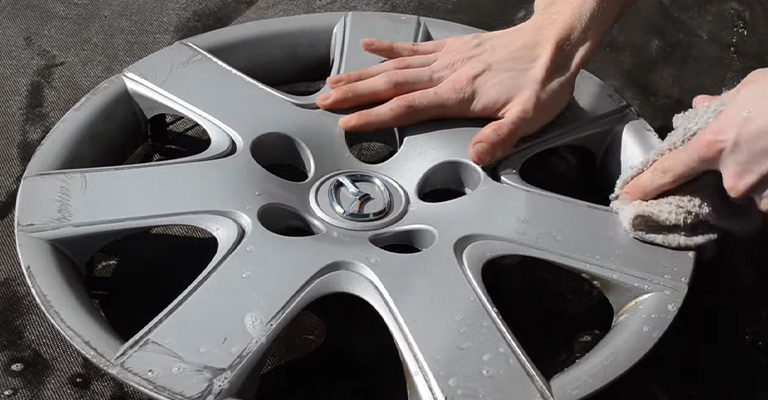 Dot hubcap with cleaner