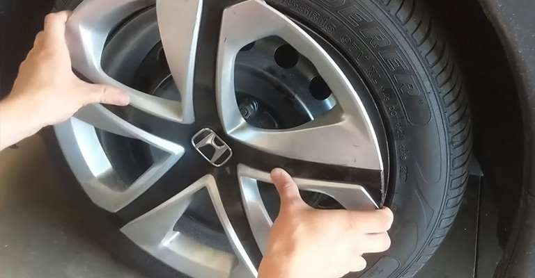 Reset Checking Tire Pressure on a Honda Civic 2015 by Removing The Wheel Cover