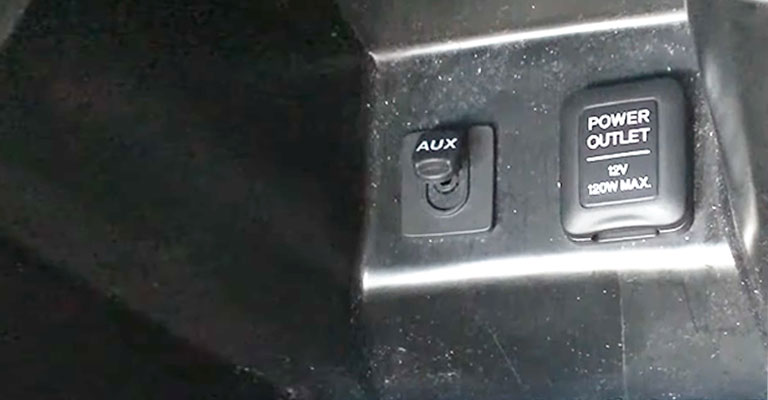 Does Honda Accord 2008 have aux