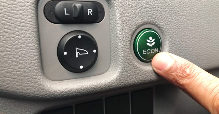  ¿Puedes presionar el botón Econ mientras conduces?