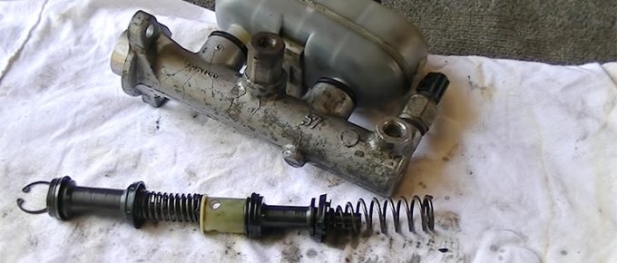 What Are Symptoms Of Bad Or Failing Master Cylinder